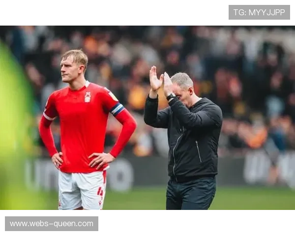 诺丁汉森林赛前为传奇约翰-罗伯逊举行默哀仪式 诺丁汉森林赛前为传奇约翰-罗伯逊举行默哀仪式