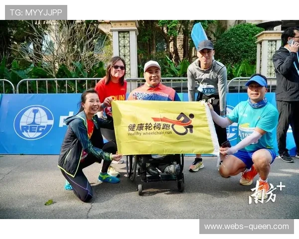 马拉松终点线前，85岁老人与引导机器人击掌相庆